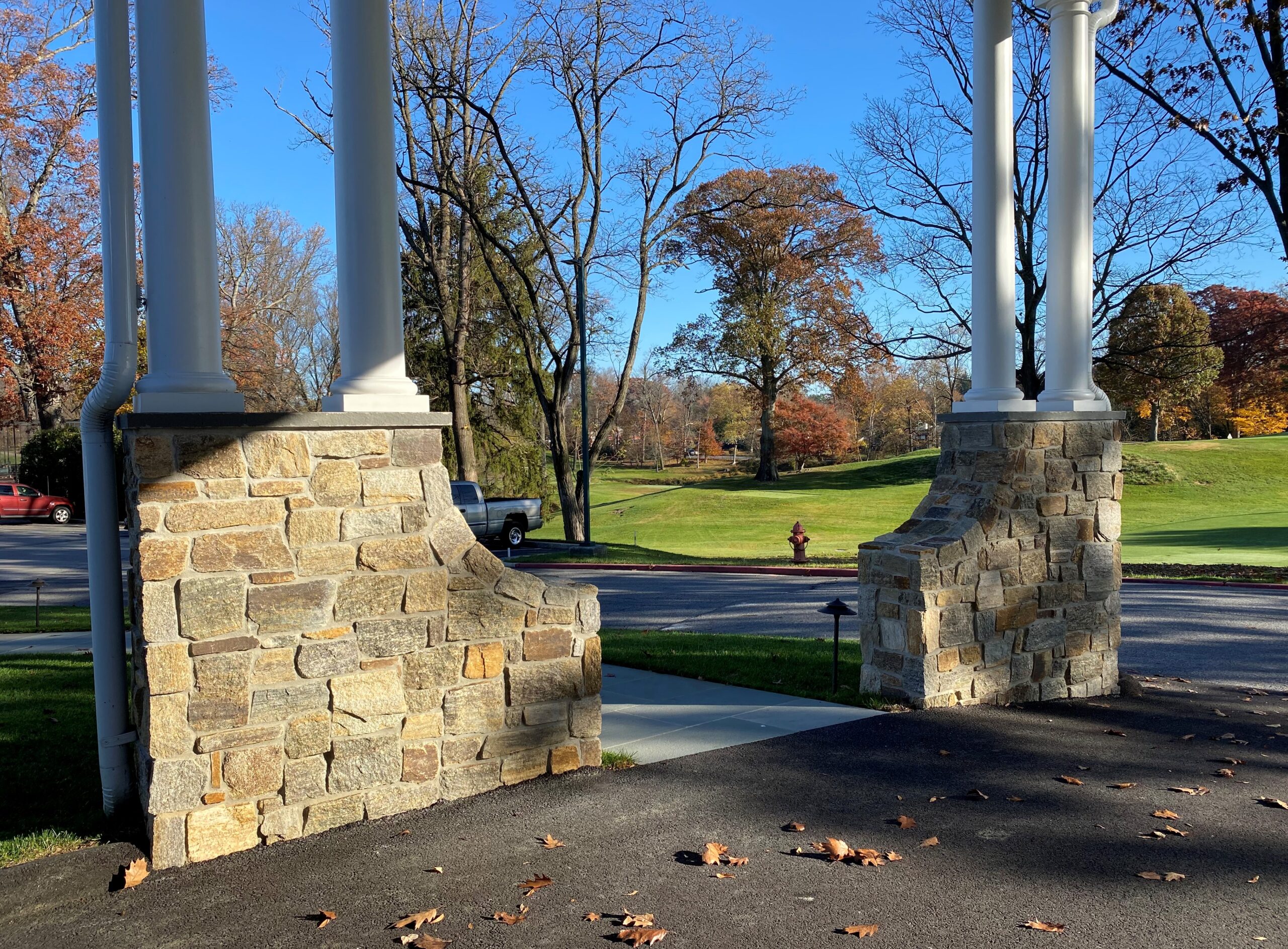 Natural Facing Ramone Brown Mosaic Natural Stone Veneer installed at a country club