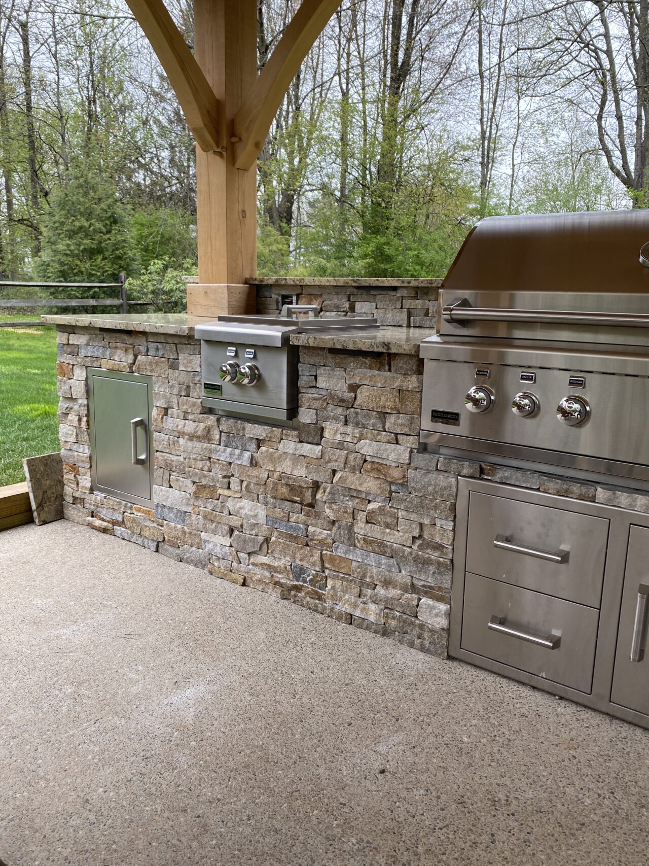 Natural Stone Veneer for Outdoor Living: Function and Beauty