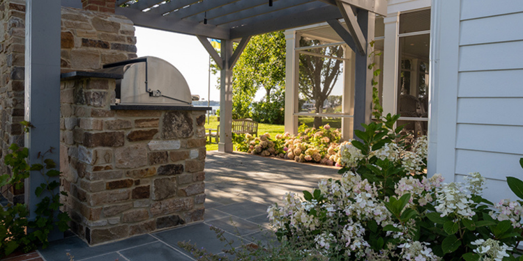 Outdoor Kitchen with Jones Bridge Rustic Ledgestone by Natural Facing